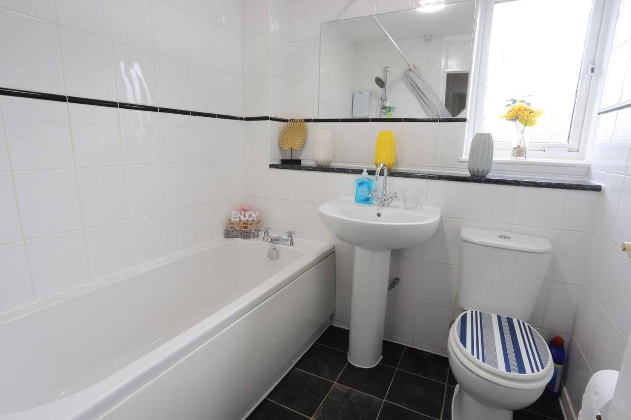 Family And Contractors Hs2 Nec Airport 3Beds Homebase バーミンガム エクステリア 写真